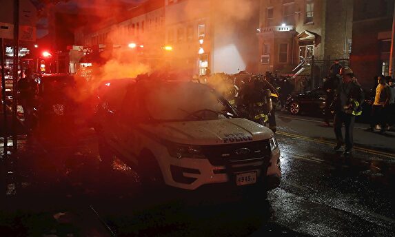 Manifestantes destruyeron un coche policial en Nueva York. | EFE