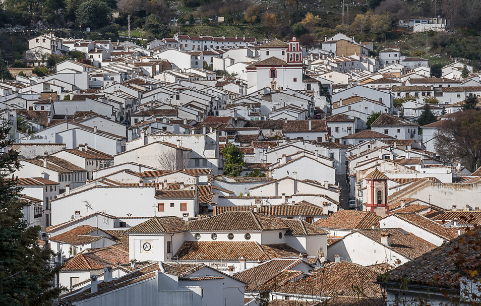 Lugares que visitar tras la pandemia: Grazalema, blanco y verde para un paraíso que te costará creer - Artículos de viaje Grazalema es un pequeño pueblo de un blanco perfecto en uno de los paisajes más hermosos de Andalucía y de España. Un paraíso a nuestro alcance.