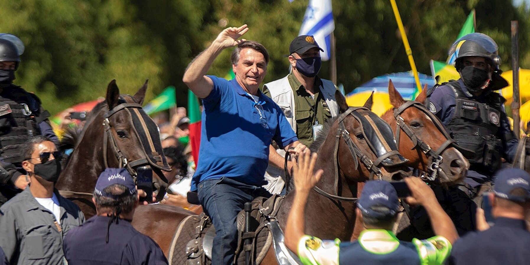 Jair Bolsonaro acude a la manifestación contra el STF y el Congreso a caballo