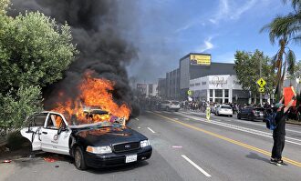 Los disturbios y la quema de vehículos policiales se extienden por Estados Unidos 