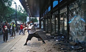 Continúan los disturbios en EEUU y al menos 40 ciudades imponen el toque de queda