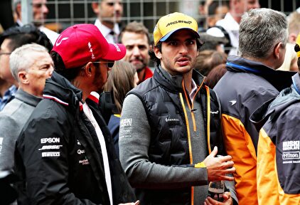 Carlos Sainz, junto a Lewis Hamilton. | Cordon Press