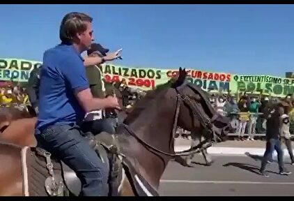 Jair Bolsonaro, a caballo en una marcha a su favor