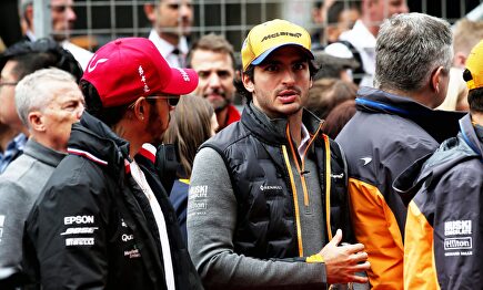 Carlos Sainz, junto a Lewis Hamilton. | Cordon Press