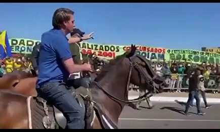 Jair Bolsonaro, a caballo en una marcha a su favor