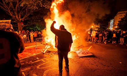 Los disturbios y la quema de vehículos policiales se extienden por Estados Unidos 