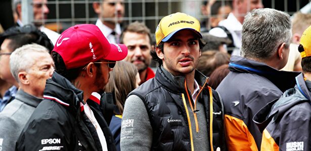 Carlos Sainz, junto a Lewis Hamilton. | Cordon Press