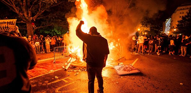 Los disturbios y la quema de vehículos policiales se extienden por Estados Unidos 