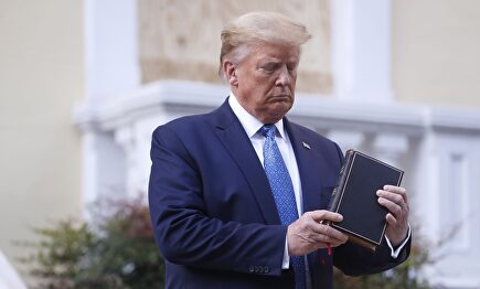 El presidente de EEUU, Donald Trump, posa con una Biblia | EFE
