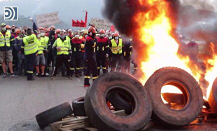 Continúan las protestas de los trabajadores de Alcoa con la quema de neumáticos