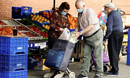 Varias personas hacen sus compras en un mercadillo callejero junto al Palacio del Hielo en Madrid | EFE