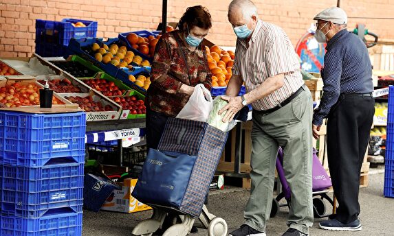 Varias personas hacen sus compras en un mercadillo callejero junto al Palacio del Hielo en Madrid | EFE