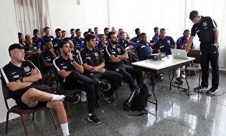 Caio Henrique (segunda fila, tercero por la derecha) atiende en una charla técnica con Soares. | Marcos Soares
