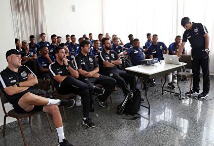 Caio Henrique (segunda fila, tercero por la derecha) atiende en una charla técnica con Soares. | Marcos Soares