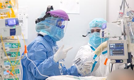 Sanitarios en la UCI de un hospital de Toledo. | JCCM