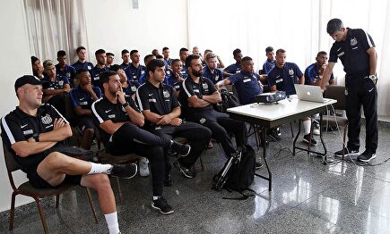 Caio Henrique (segunda fila, tercero por la derecha) atiende en una charla técnica con Soares. | Marcos Soares