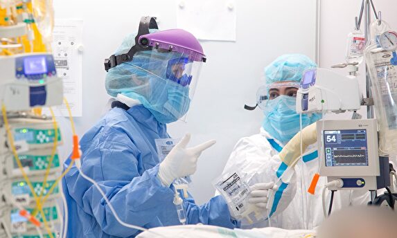 Sanitarios en la UCI. | EFE