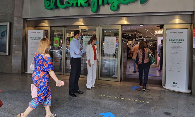 Varias personas entran en un Corte Inglés de Valencia respetando la distancia de seguridad | Europa Press