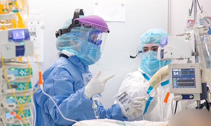 Sanitarios en la UCI de un hospital de Toledo. | JCCM