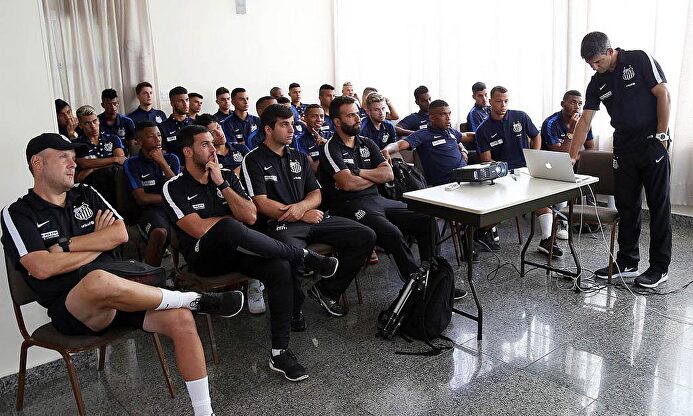 Caio Henrique (segunda fila, tercero por la derecha) atiende en una charla técnica con Soares. | Marcos Soares