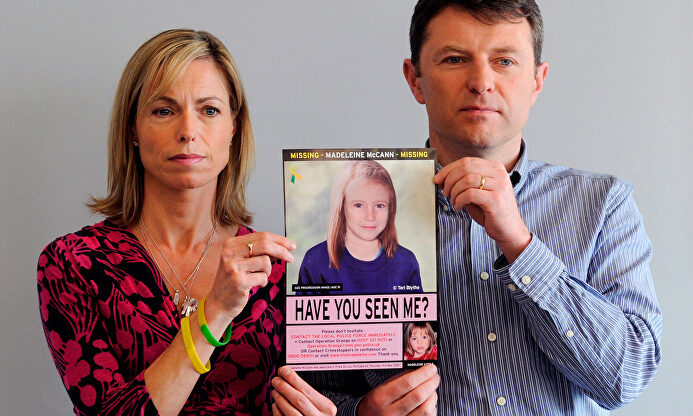 Los padres de Madeleine, con un retrato de la niña. | EFE