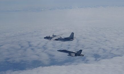 Un caza español intercepta un avión de transporte ruso. | Ejército del Aire