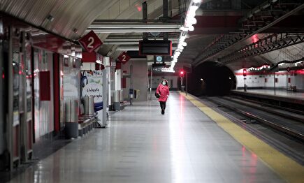 Una mujer con mascarilla en un andén de la estación de cercanías de Nuevos Ministerios, Madrid | Europa Press