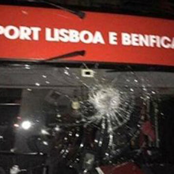 El autobús del Benfica, apedreado tras el partido contra el CD Tondela. | Twitter