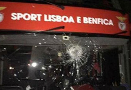 El autobús del Benfica, apedreado tras el partido contra el CD Tondela. | Twitter