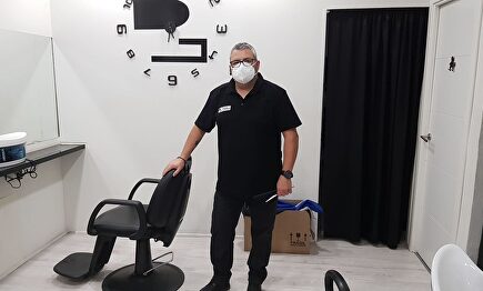 Paco Fortea, empresario y peluquero en su salón de Valencia | LD