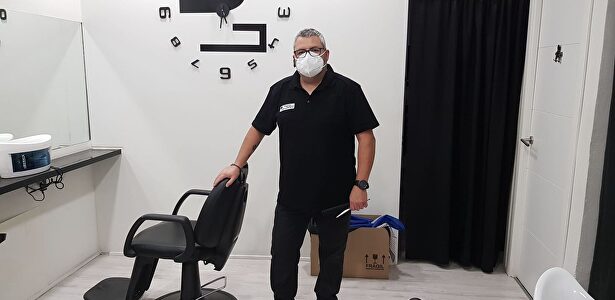 Paco Fortea, empresario y peluquero en su salón de Valencia | LD