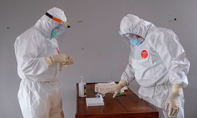 Sanitarios recogen muestras en Bali. | EFE