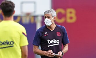 Quique Setién, dirigiendo un entrenamiento del FC Barcelona. | EFE