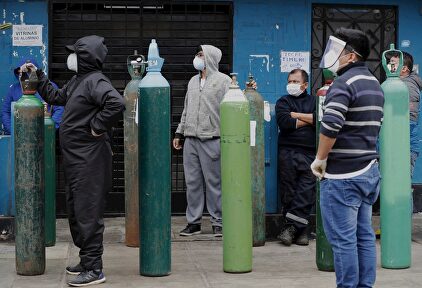 Largas colas para comprar oxígeno medicinal en Perú. | EFE