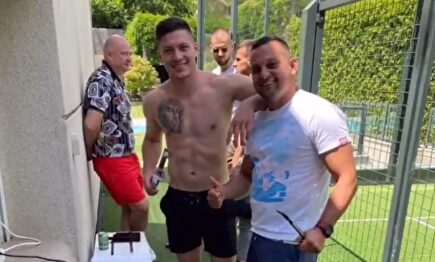 Luka Jovic, de barbacoa y apoyando el pie lesionado. | Instagram