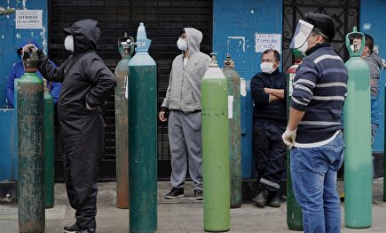 Largas colas para comprar oxígeno medicinal en Perú. | EFE
