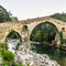 Puente romano de Cangas de Onís, AsturiasEl puente romano de Cangas de Onís es una parada obligatoria si se visita el pueblo. Esta construcción está situada sobre el río Sella y separa los concejos de Cangas de Onís y de Parres, perteneciendo, por tanto, la mitad a cada concejo.