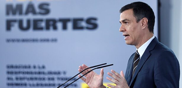 El jefe del Ejecutivo, Pedro Sánchez, durante la rueda de prensa celebrada en el Palacio de la Moncloa, este domingo. | EFE