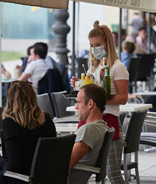 Trabajdora de un bar con mascarilla | Europa Press