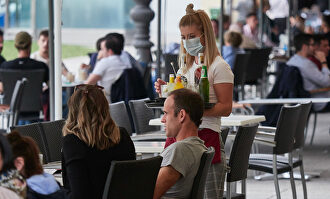 Trabajdora de un bar con mascarilla | Europa Press