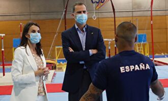 La reina Letizia pasa del negro al blanco en su visita a los deportistas de élite