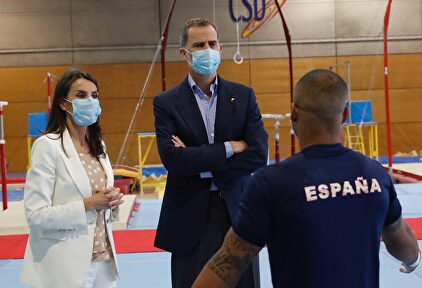 La reina Letizia pasa del negro al blanco en su visita a los deportistas de élite