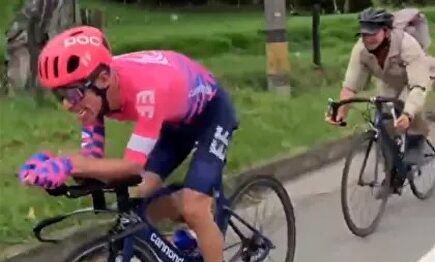 Un campesino sorprende a Rigoberto Urán mientras entrenaba: rueda con rueda a 45km/h