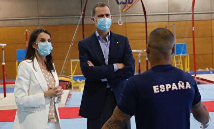 La reina Letizia pasa del negro al blanco en su visita a los deportistas de élite
