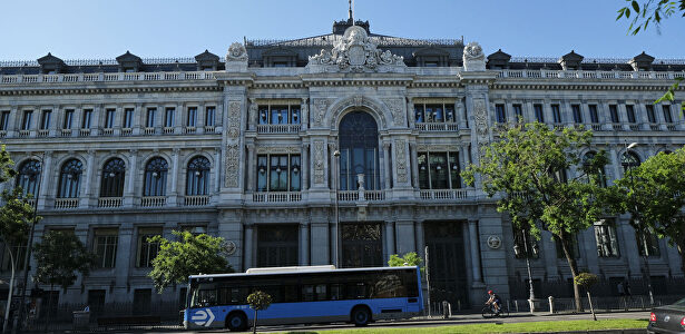 Bandera de España a media asta en la sede del Banco de España | Europa Press