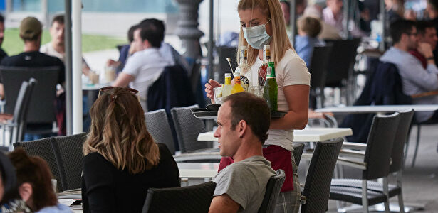 Trabajdora de un bar con mascarilla | Europa Press