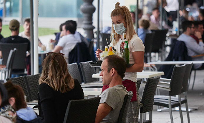 Trabajdora de un bar con mascarilla | Europa Press