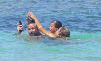 Pau se divierte en la playa en 2011 | Gtres