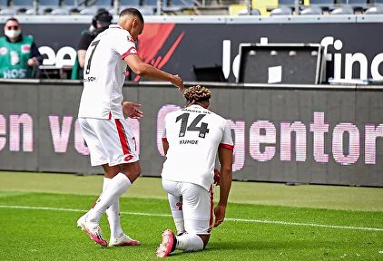 Malong, jugador del Mainz, celebra un gol arrodillándose | Agencias