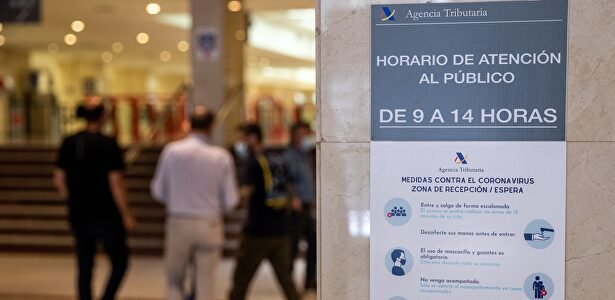 Vista de las instalaciones para la atención presencial en una delegación de Hacienda. | EFE